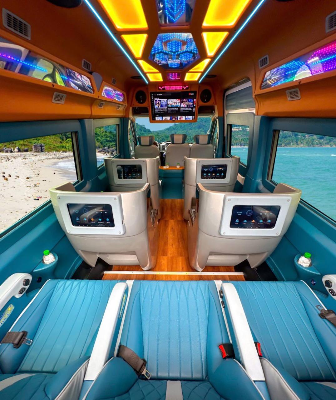 Ghế Boeing trên xe tích hợp massage lưng với 7 chế độ tùy chỉnh nên bạn có thể tận dụng thời gian trên xe để tận hưởng và nghỉ ngơi.